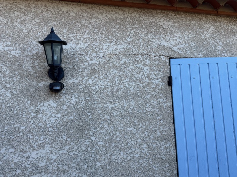 Traitement des fissures avec pose d'agrafes à Vauvert près de Nîmes