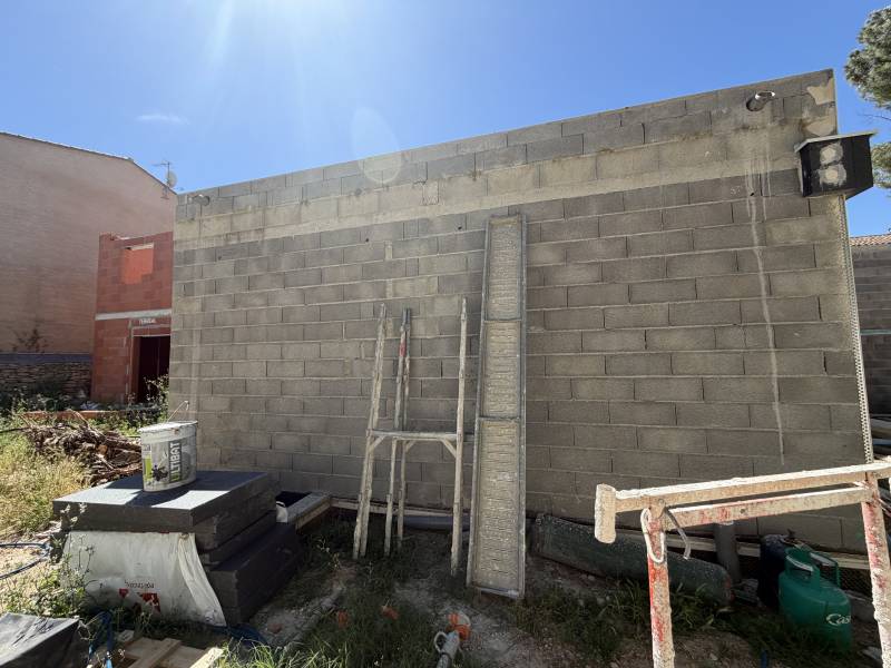 Ravalement de façade sur une maison neuve à Nîmes, dans le Gard