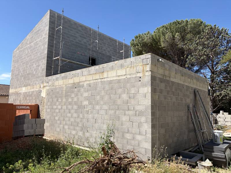 Ravalement de façade sur une maison neuve à Nîmes, dans le Gard