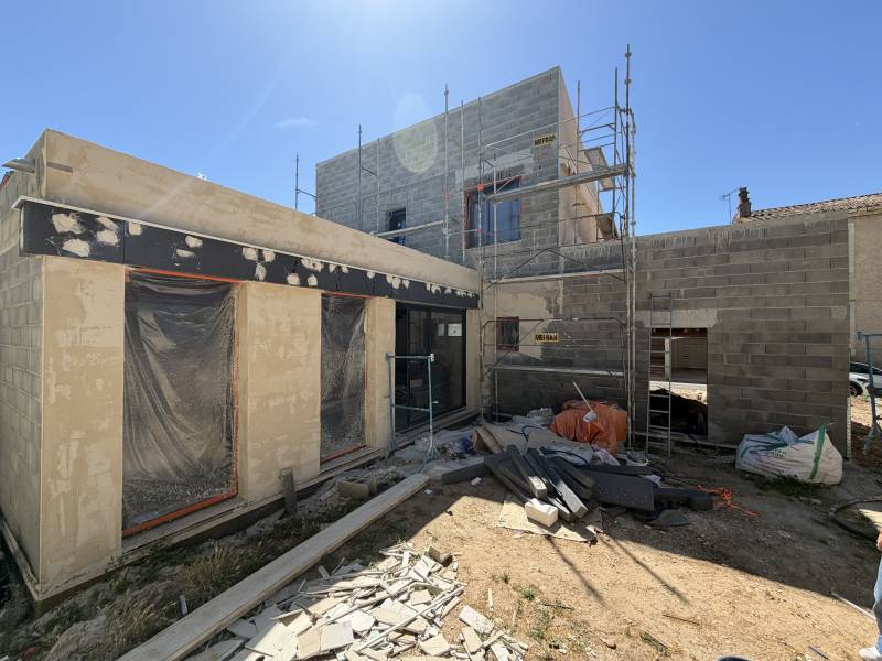 Ravalement de façade sur une maison neuve à Nîmes, dans le Gard
