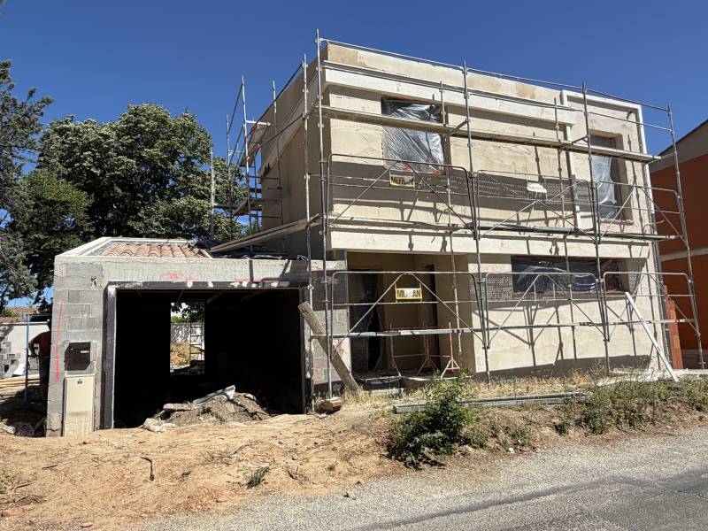 Ravalement de façade sur une maison neuve à Nîmes, dans le Gard