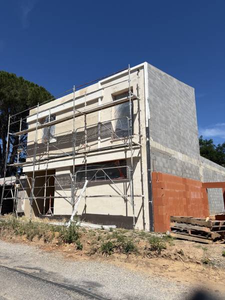 Ravalement de façade sur une maison neuve à Nîmes, dans le Gard