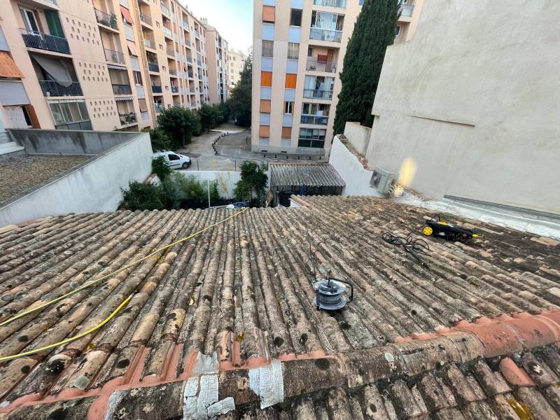 Avant démoussage de toiture à Nîmes 